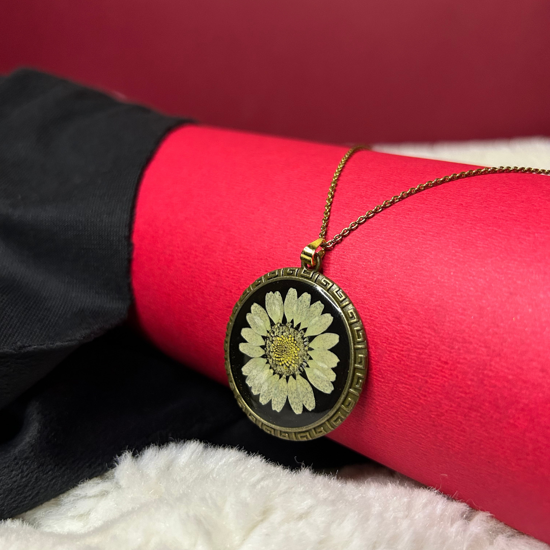 Dazzling Daisy Necklace